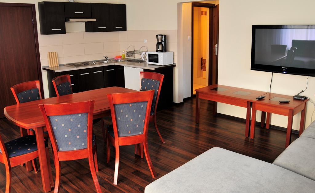 Apartamenty I Pokoje Przy Parku Jelenia Gora Room photo
